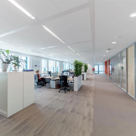 Moderne kantoorruimte te huur op Loire 104 - 206, Voorburg, met werkplekken, glazen wanden en planten.