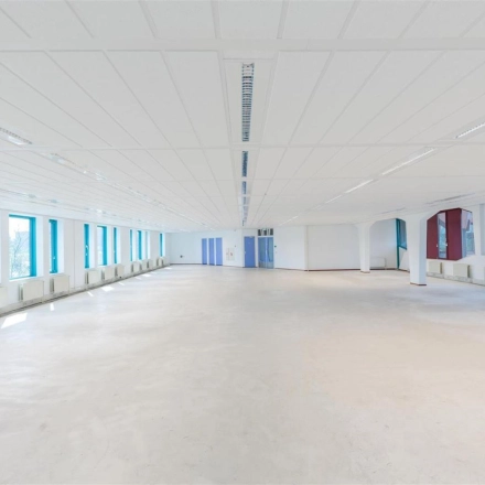 Ruime en lichte kantoorruimte op Loire 104 - 206 in Voorburg, ideaal voor wie op zoek is naar een open kantoorpand om te huren met flexibele indelingsmogelijkheden.