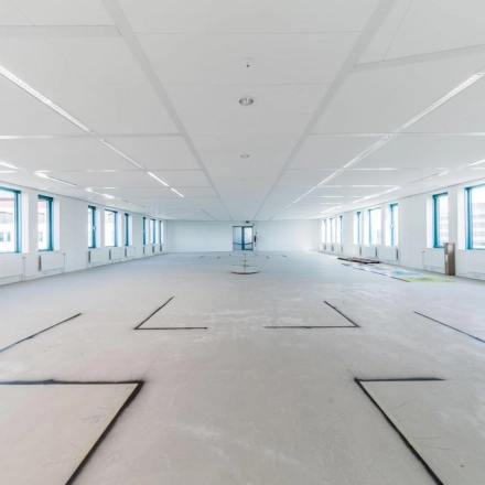 Grote lege kantoorruimte in Voorburg met veel ramen voor natuurlijk licht, te huur op Loire 104 - 206.