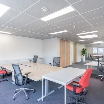 Ruime kantoorruimte te huur op Molenweer 2, Wateringen. Moderne kantoorpand met strak interieur, voorzien van bureaus en ergonomische stoelen, ideaal voor creatieve zakelijke activiteiten.