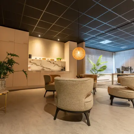 Moderne kantoorruimte huren op Vijzelmolenlaan 9 in Woerden, met comfortabele zithoek en ruime werkplek. Ideaal om te werken of te vergaderen, voorzien van stijlvolle verlichting en groen decor.