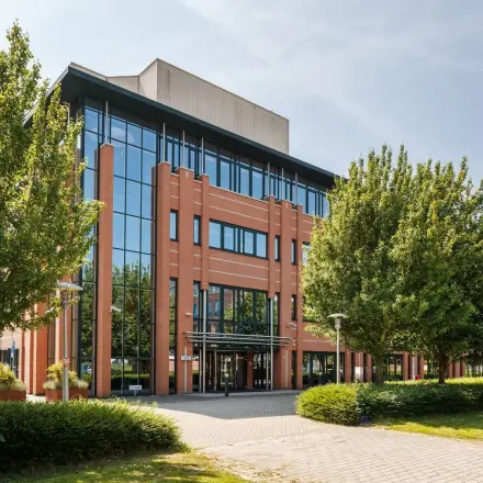 Modern kantoorpand aan de Vijzelmolenlaan 9 in Woerden, omringd door groen, ideaal voor kantoorruimte huren.