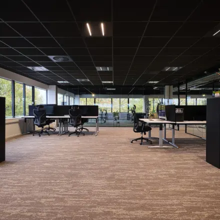 Moderne kantoorruimte met bureaus en stoelen, ruime indeling en grote ramen aan de Vijzelmolenlaan 9 in Woerden. Perfect voor wie kantoren wil huren in een dynamische omgeving.