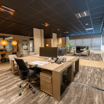 Moderne kantoorruimte op Vijzelmolenlaan 9 in Woerden met stijlvolle bureaus en comfortabele stoelen, ideaal voor wie kantoorruimte wil huren. De ruimte is ingericht en klaar voor gebruik.