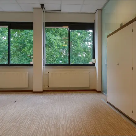 Lichte kantoorruimte op Bredewater 26, Zoetermeer met grote ramen en ingebouwde kasten. Geschikt voor wie een kantoorpand wil huren.