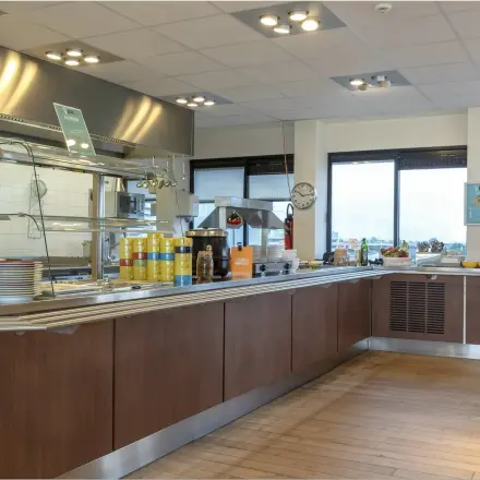 De lichte en ruime pantry op Bredewater 26 in Zoetermeer biedt moderne faciliteiten voor kantoorruimte huren. Het is een uitnodigende plek voor lunches en koffiepauzes.