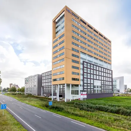 Kantoorpand aan de Louis Braillelaan 80 in Zoetermeer, in een moderne, hoge gebouw met meerdere verdiepingen en bakstenen gevel. Ideale locatie voor kantoorruimte huren.