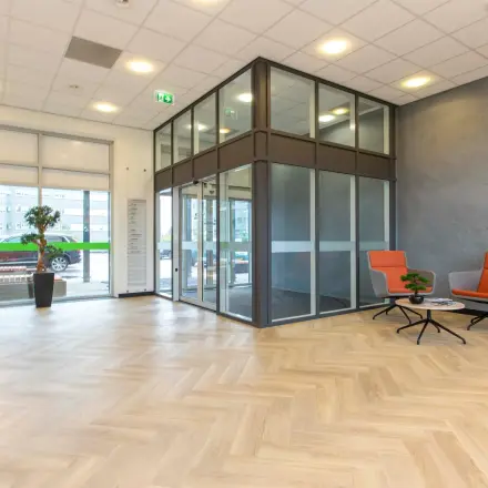 Kantoorruimte huren op Louis Braillelaan 80 in Zoetermeer met moderne ontvangstruimte en glazen kantoorwanden. Geschikt als kantoorpand voor diverse zakelijke doeleinden. De ruimte is licht en goed toegankelijk.
