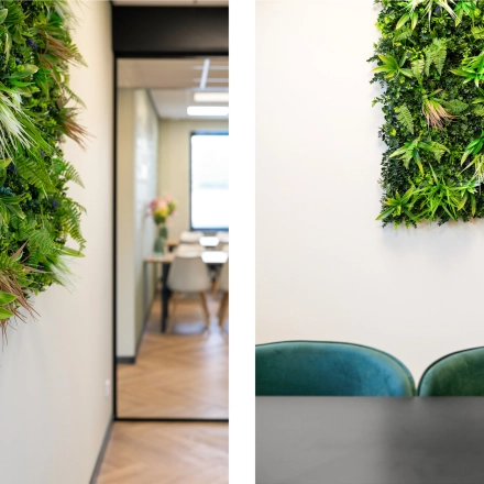 Moderne kantoorruimte huren met groene wanddecoratie, zicht op gemeubileerde vergaderruimte aan Stationsplein 4, Zwijndrecht.