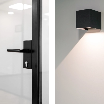 Moderne deurklink en minimalistische wandlamp in een kantoorruimte op Stationsplein 4, Zwijndrecht. Ideale plek om kantoorruimte te huren met aandacht voor stijl en functionaliteit.