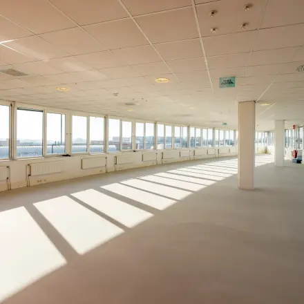 Ruime kantooretage met grote ramen en veel natuurlijk licht op Dokter van Deenweg 1 in Zwolle. Ideaal voor het huren van een kantoorpand met flexibele indelingsmogelijkheden.