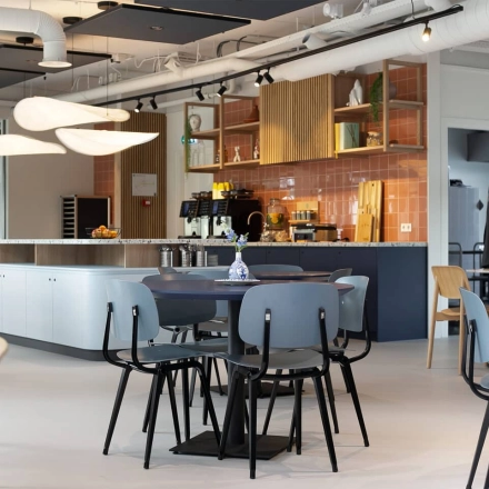 Moderne kantoorruimte te huur in Zwolle met een stijlvolle gemeubileerde kantine en werkplekken. Het kantoorpand biedt een uitnodigende sfeer en is ideaal voor zakelijke bijeenkomsten en dagelijkse werkzaamheden.
