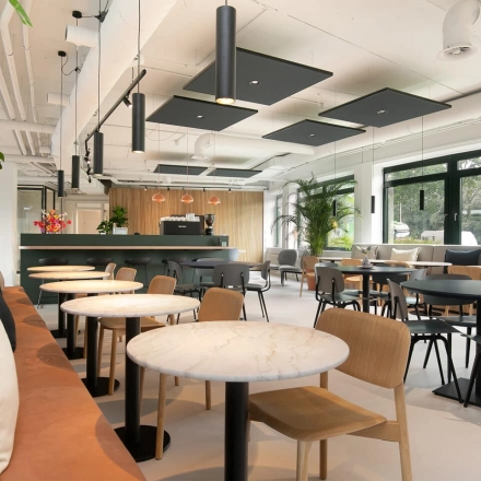 Modern ingerichte kantoorruimte aan de Hanzelaan 351-361 in Zwolle, met diverse tafels en stoelen, geschikt voor werk en vergaderingen. Ideaal voor wie kantoorruimte wil huren.