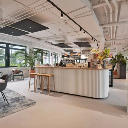 Moderne kantoorruimte met stijlvolle inrichting en grote ramen op Hanzelaan 351-361 in Zwolle. Ruime werkplekken, een uitnodigende bar, en veel natuurlijk licht zorgen voor een inspirerende werkomgeving.