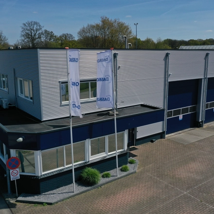 Kantoorpand op Pascalweg 6 in Zwolle met strakke gevel en meerdere ingangsdelen. Ideale locatie voor kantoorruimte huren.