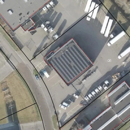 Een luchtfoto van het kantoorpand aan de Pascalweg 6 in Zwolle, met diverse voertuigen en omliggende infrastructuur zichtbaar.