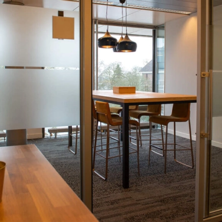 Deze kantoorruimte aan de Zwartewaterallee 48 in Zwolle biedt een stijlvolle, gemeubileerde omgeving met een hoge tafel en stoelen, ideaal voor vergaderingen of samenwerkingssessies. Glaswanden zorgen voor een lichte en open uitstraling.