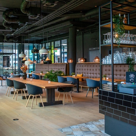 Gemeubileerd kantoorpand op Zwartewaterallee 48 in Zwolle met moderne inrichting en uitnodigende werkplekken voor huur.