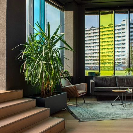 Kantoorruimte huren in kantoorpand op Zwartewaterallee 48, Zwolle met moderne zitgedeelte, grote ramen en veel natuurlijk licht.