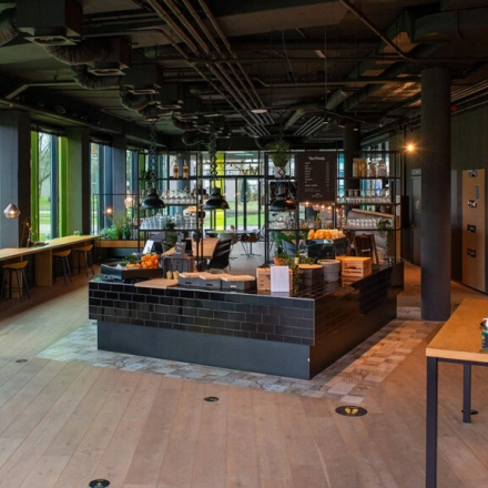 Moderne kantoorruimte op Zwartewaterallee 48, Zwolle, met een stijlvolle, gemeubileerde inrichting en grote ramen die veel licht binnenlaten. Een uitnodigende ruimte voor diverse zakelijke activiteiten zoals werk en vergaderingen.