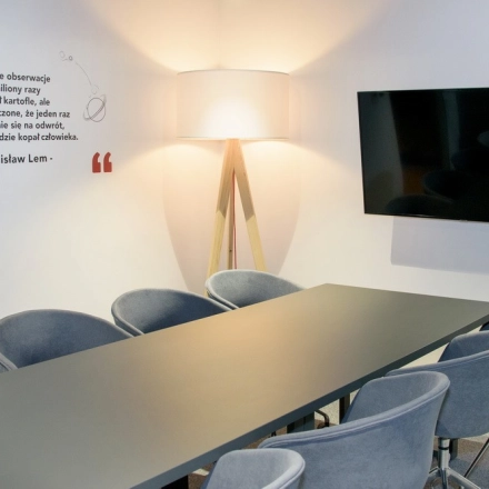 Elegancka sala konferencyjna w biurowcu na Jana Dekerta 24, Kraków Podgórze, idealna na spotkania biznesowe. Przestronne biura do wynajęcia zapewniają komfort i nowoczesny design.