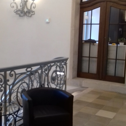 Eleganckie wejście do biura na wynajem przy Wierzbowej 30, Wrocław Stare Miasto, z klasycznym oświetleniem i stylową balustradą.