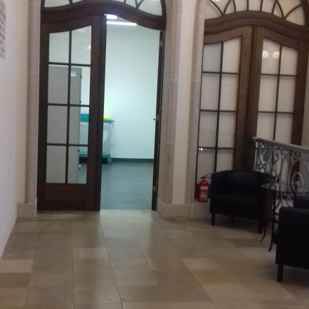Przestronne wejście do biur na wynajem w Wrocław Stare Miasto przy Wierzbowa 30, z klasycznymi drzwiami i eleganckimi elementami wystroju.