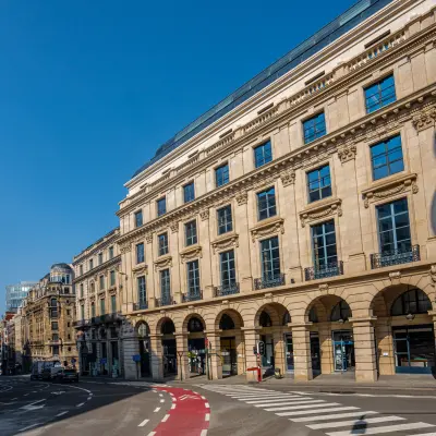 Statig kantoor te huur aan Rue des Colonies 56 in Brussel Europese Wijk. Gevel met imposante bogen, geschikt voor wie kantoorruimte wil huren in een bruisende omgeving.