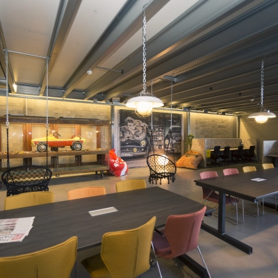 Kantoor te huur op Diamantstraat 8 in Herentals met comfortabele zitplaatsen, elegante tafels en een stijlvolle inrichting. Ideaal voor kantoorruimte huren in een moderne omgeving.