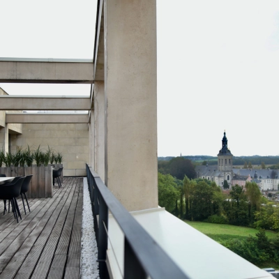 Ruime kantoorruimte te huur met een prachtig terras aan de Philipssite 5 in Leuven, met uitzicht op de stad en groene omgeving. Geschikt voor werkplekken in de open lucht.