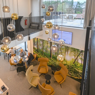 Moderne kantoorruimte te huur in Westerlo met stijlvolle zitgedeelte en hanglampen, ideaal voor informele vergaderingen. Kantoorruimte huren op Olenseweg 375 biedt een inspirerende werkomgeving.