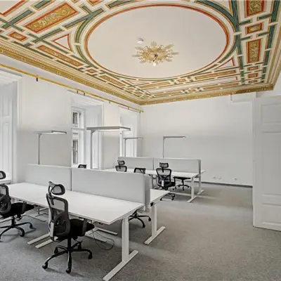 Helles Büro mit eleganter Decke an der Wollzeile 11, 1010 Wien. Ideal zum Bürofläche mieten, ausgestattet mit Schreibtischen und ergonomischen Stühlen.