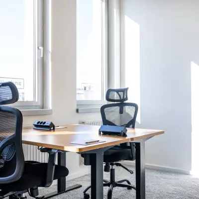 Heller Büroraum mit stilvollen Bürostühlen und Schreibtischen in Schönbrunner Straße 230, ideal zum Büro mieten im 1120 Wien, Meidling.