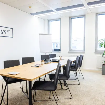 Helles Büro in der Schönbrunner Straße 230, 1120 Wien-Meidling mit großem Konferenztisch und bequemen Stühlen, ideal zum Büro mieten.
