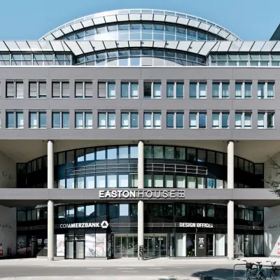 Modernes Bürogebäude in der Koppenstraße 93, Berlin Friedrichshain, das flexible Möglichkeiten bietet, Büroflächen zu mieten.