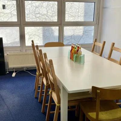 Heller Büroraum in der Boppstraße 7, Berlin Kreuzberg, mit Tisch und Stühlen, ideal zum Bürofläche mieten oder für Meetings.