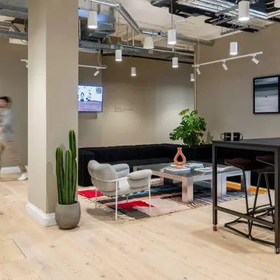Modernes Büro in Berlin Kreuzberg mit stilvollen Möbeln, Pflanzen und Kunst an den Wänden, ideal zum Büro mieten oder Bürofläche mieten.
