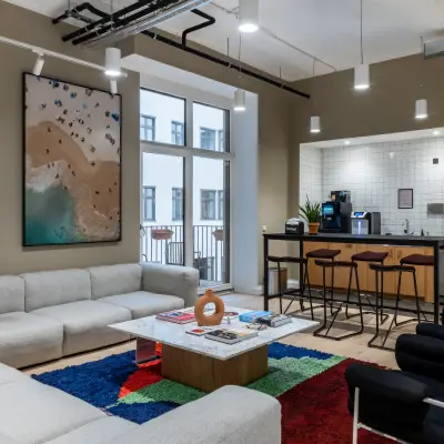 Moderner Büroraum in der Chausseestraße 29, Berlin Kreuzberg, mit gemütlichen Sitzmöglichkeiten und einer kleinen Küchenzeile, ideal zum Büro mieten.