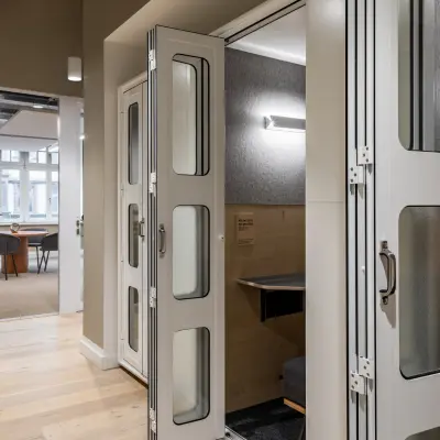 Modernes Büro in der Chausseestraße 29, Berlin Kreuzberg mit komfortablen Arbeitsplätzen und Akustikkabinen, ideal zum Büroraum mieten.