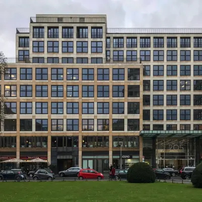 Außenansicht eines Bürogebäudes in der Friedrichstraße 68, Berlin Mitte, ideal um Büroräume zu mieten.