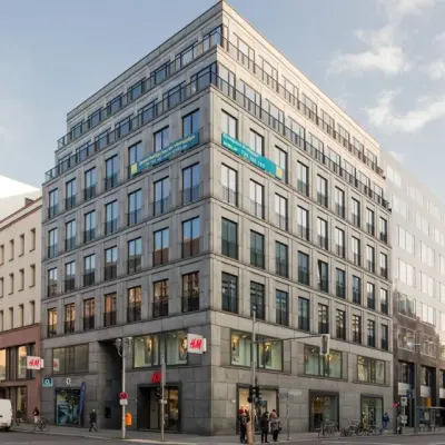 Großes Bürogebäude in der Friedrichstraße 79, Berlin Mitte, zur Büroraum- oder Büroflächenvermietung.