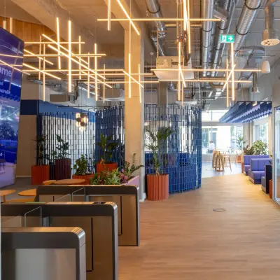 Modernes Büro in der Heidestraße 34, Berlin Mitte, mit stilvollen Lichtern, dekorativen Pflanzen und großzügigen Arbeitsbereichen. Ideal für Büroraum mieten, bietet eine inspirierende Atmosphäre für produktives Arbeiten.