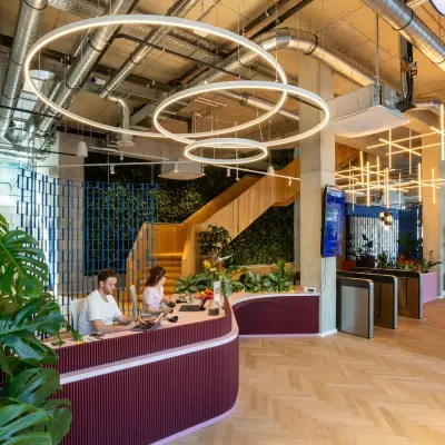 Modernes Büro in der Heidestraße 34, Berlin Mitte mit stilvollem Empfangsbereich und eleganten Pflanzen. Perfekt für alle, die ein Büro mieten möchten.