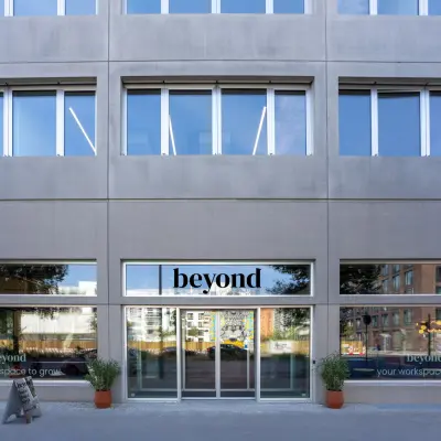 Externe Ansicht eines modernen Bürogebäudes in Berlin Mitte, Heidestraße 34, ideal um Bürofläche zu mieten.