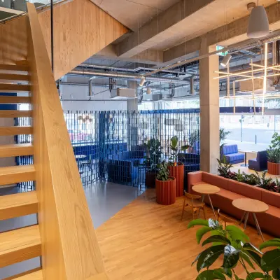 Modernes Büro in Berlin-Mitte mit stilvollen Möbeln und viel Tageslicht, ideal für kleines Unternehmen, das Bürofläche mieten möchte.