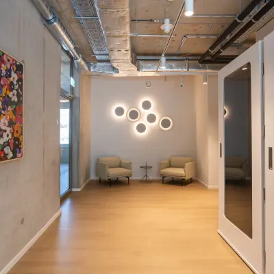 Moderner, möblierter Büroraum in Berlin Mitte, Heidestraße 34, mit zwei Sesseln und künstlerischer Dekoration - ideal zum Bürofläche mieten.