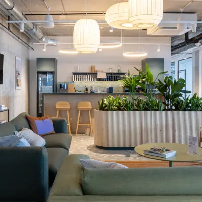 Moderner büroraum mieten in Berlin Mitte, Heidestraße 34 mit stilvoller Lounge-Area, grünen Pflanzen und einladendem Interieur.