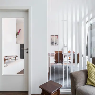 Moderner Büroraum in Berlin Mitte mit hellen Wänden, Glaselementen und gemütlichem Sitzbereich, ideal zum Büro mieten.