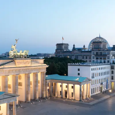 Außenansicht des Büros Pariser Platz 6a in Berlin Mitte, umgeben von historischen Gebäuden. Ideal für büro mieten in zentraler Lage.