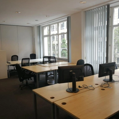Helles Büro in Berlin Mitte mit großen Fenstern und mehreren Arbeitsplätzen, ideal zum Büro mieten in Zinnowitzer Straße 1.